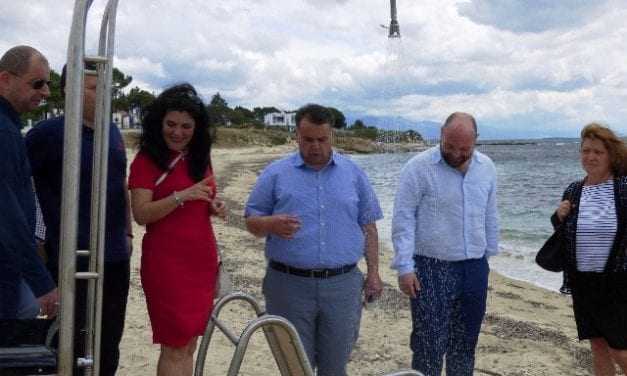Ξεκίνησε η λειτουργία της ειδικής ράμπας πρόσβασης στη θάλασσα στην παραλία Αβδήρων