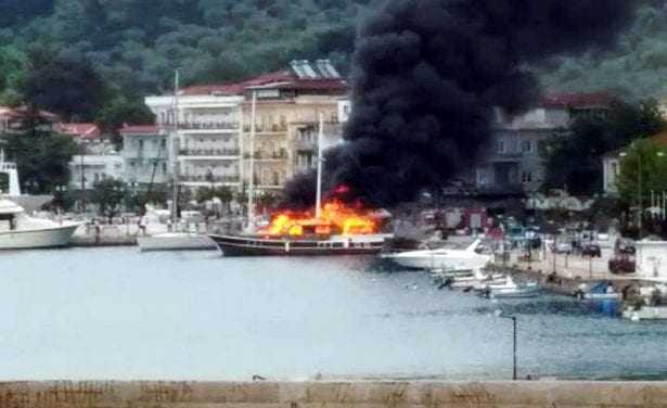 Φωτιά σε τουριστικό σκάφος στον Λιμένα Θάσου (φωτογραφίες, βίντεο)