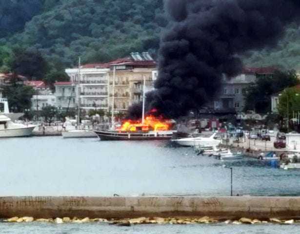 Φωτιά σε τουριστικό σκάφος στον Λιμένα Θάσου (φωτογραφίες, βίντεο)