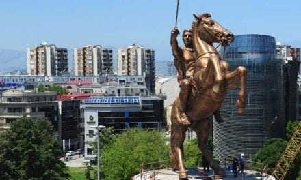 Οι Σκοπιανοί κατεβάζουν τα αγάλματα του Μ.Αλεξάνδρου. Με ποιό αντάλλαγμα;