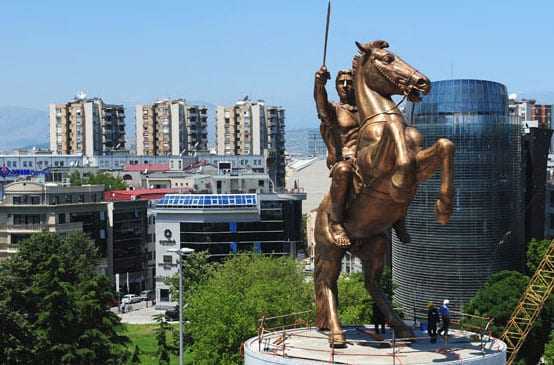 Οι Σκοπιανοί κατεβάζουν τα αγάλματα του Μ.Αλεξάνδρου. Με ποιό αντάλλαγμα;