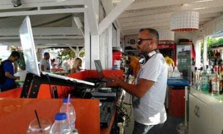 Τα “δίνει όλα” ο dj VitaPi Pavlikianos,  σε γνωστό Beach bar της παραλίας Αβδήρων