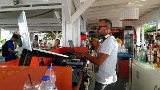 Τα “δίνει όλα” ο dj VitaPi Pavlikianos,  σε γνωστό Beach bar της παραλίας Αβδήρων