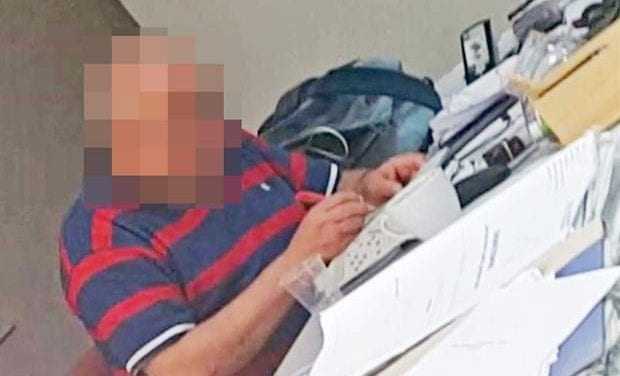 Στον “τάκο” ο υπάλληλος που έλεινε σταυρόλεξο εν ωρα εργασίας