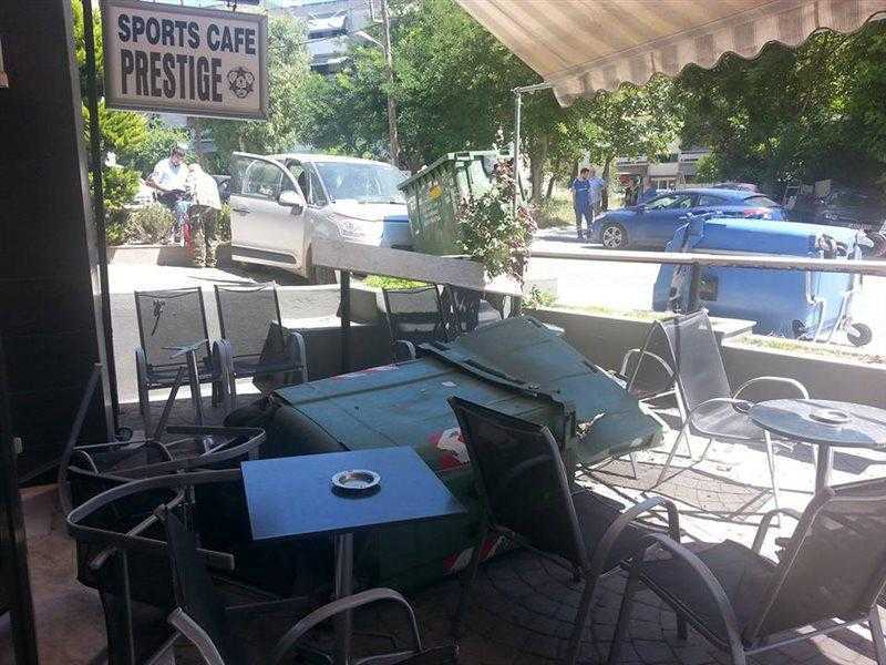 ΘΕΣΣΑΛΟΝΙΚΗ/Αυτοκίνητο “πήγε” για καφέ παρασέρνωντας 4 άτομα