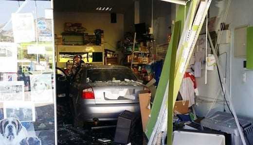 Αμάξι “καρφώθηκε” σε κατάστημα pet shop