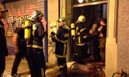 Απεγκλωβίστηκαν δύο άτομα από τη φλεγόμενη πολυκατοικία