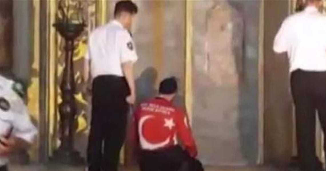 Νέα πρόκληση: Τούρκοι εισέβαλαν στο ιερό της Αγιάς Σοφιάς για να προσευχηθούν