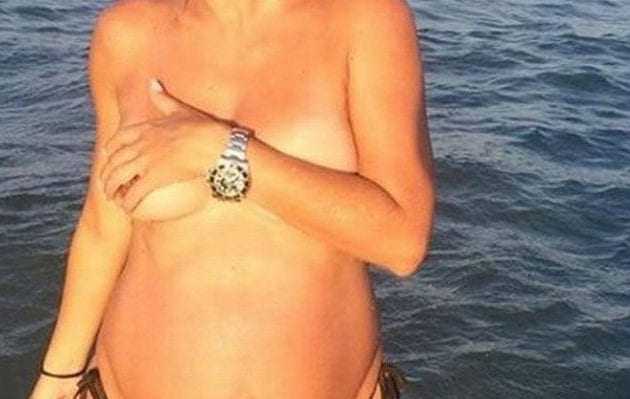 Πασίγνωστη Ελληνίδα ηθοποιός πόζαρε τόπλες και εγκυμονούσα στο Instagram