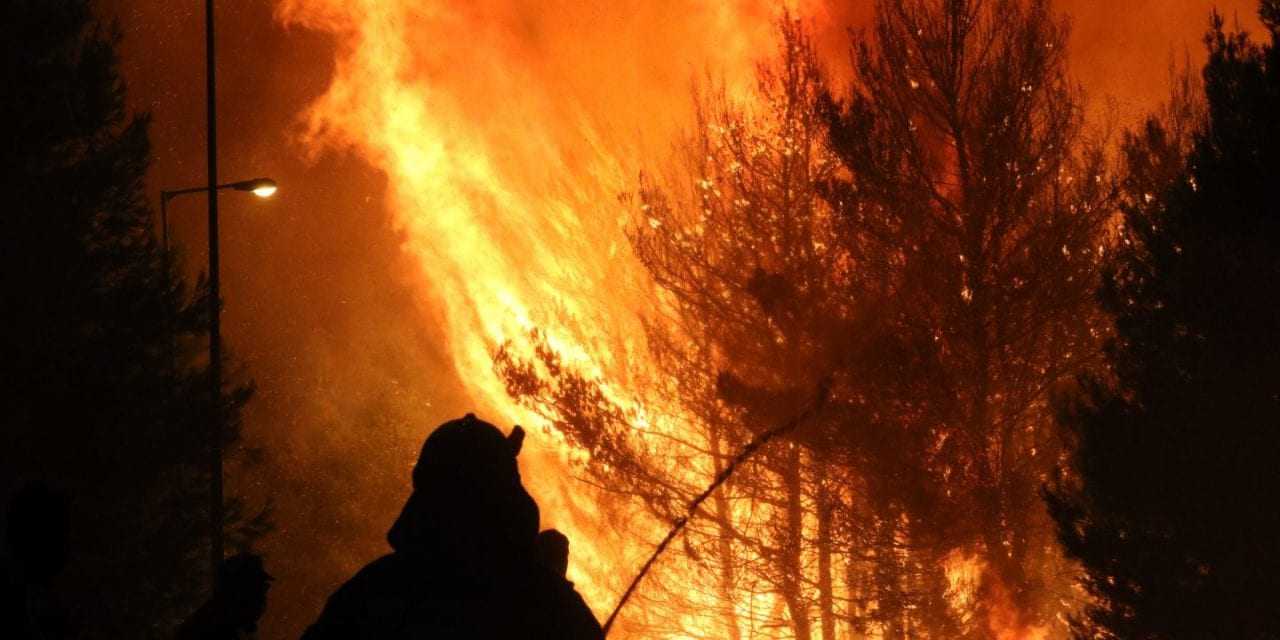 Εικόνες «Αποκάλυψης» στην Ανατολική Αττική – Καίγεται για τρίτη ημέρα [εικόνες & βίντεο]