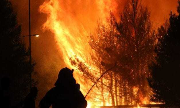 Εικόνες «Αποκάλυψης» στην Ανατολική Αττική – Καίγεται για τρίτη ημέρα [εικόνες & βίντεο]