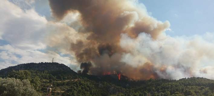 Μεγάλη φωτιά σε εξέλιξη στον Κάλαμο Αττικής -Καίγονται σπίτια!