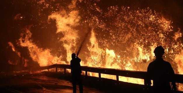 Η χώρα καίγεται και η κυβέρνηση κάνει διακοπές -Παρεμβάσεις από τα… νησιά