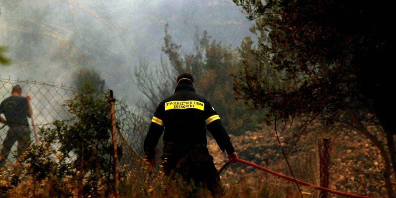 «Μόνο 600 πυροσβέστες», και απλήρωτοι, σβήνουν πυρκαγιές στην Ελλάδα