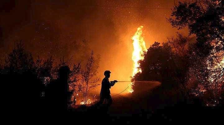 Η Χώρα καίγεται και ο Τόσκας … πολιτεύεται