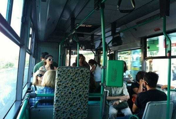 Ο ελεγκτής που έκανε τους επιβάτες ενός λεωφορείου να ξεσπάσουν σε χειροκροτήματα…