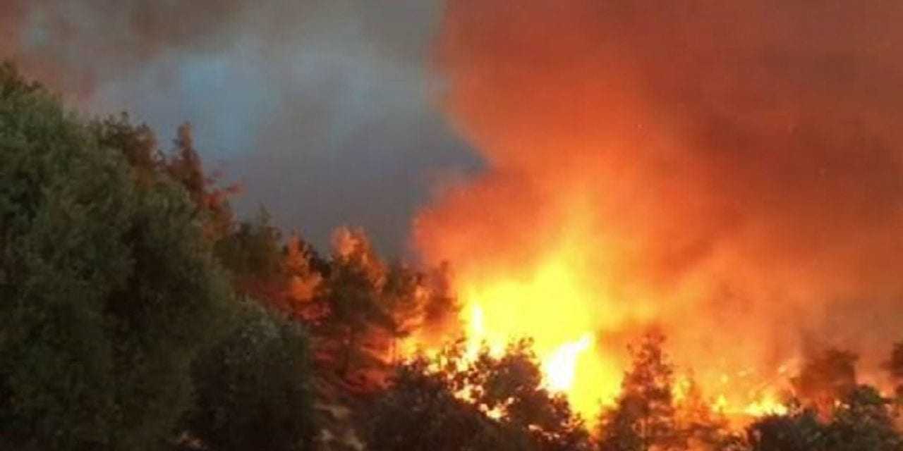 Εκκενώνονται χωριά, απειλούνται σπίτια από φωτιά