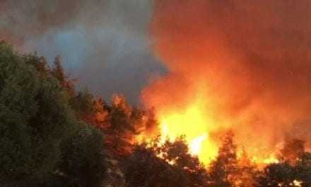 Εκκενώνονται χωριά, απειλούνται σπίτια από φωτιά