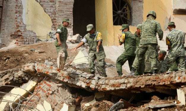 Μάχη με το χρόνο στο Μεξικό για επιζώντες από τον καταστροφικό σεισμό [εικόνες & βίντεο]