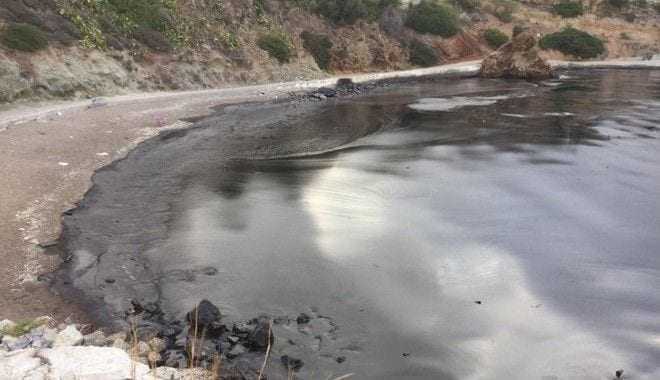 Σαλαμίνα: Τεράστια ρύπανση στις ακτές από τη βύθιση δεξαμενόπλοιου