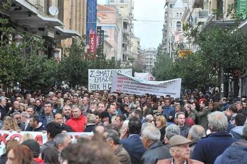 «Μαχαίρι» σε κοινωνικά επιδόματα, «φρένο» στις απεργίες