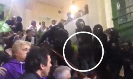 ΒΙΝΤΕΟ ΣΟΚ: Ισπανοί αστυνομικοί πετάνε Καταλανούς από σκάλες και τους πατάνε τα κεφάλια