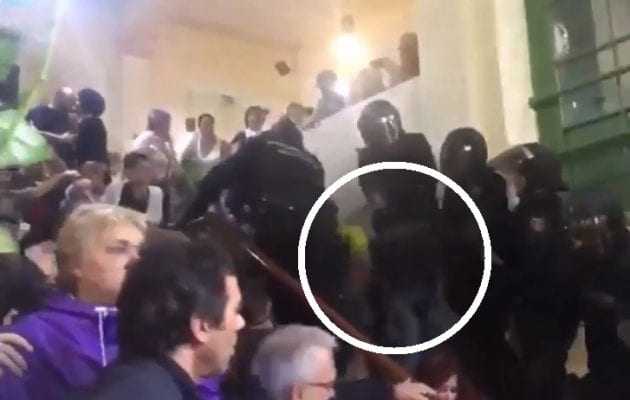 ΒΙΝΤΕΟ ΣΟΚ: Ισπανοί αστυνομικοί πετάνε Καταλανούς από σκάλες και τους πατάνε τα κεφάλια