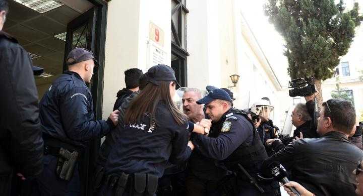 Στον ανακριτή ο δολοφόνος της Δώρας Ζέμπερη -Ένταση πάλι στο δικαστήριο