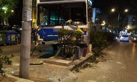 Σοβαρό τροχαίο με λεωφορείο στη Λεωφόρο Παπάγου – Τραυματίστηκε ο οδηγός και επιβάτες