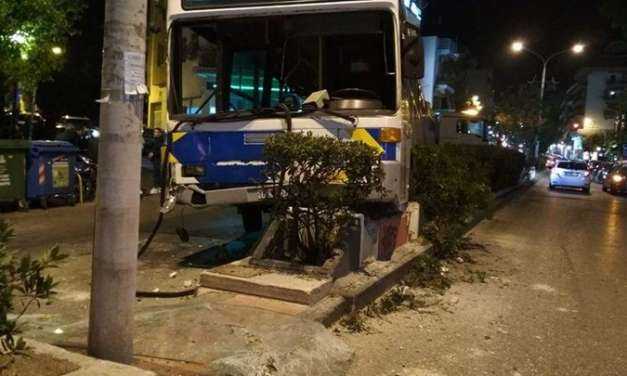 Σοβαρό τροχαίο με λεωφορείο στη Λεωφόρο Παπάγου – Τραυματίστηκε ο οδηγός και επιβάτες