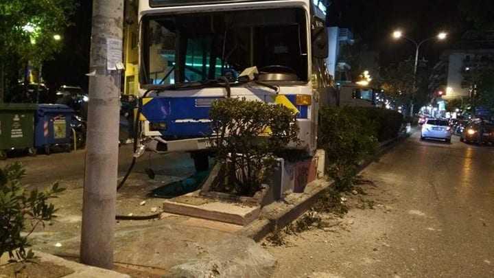 Σοβαρό τροχαίο με λεωφορείο στη Λεωφόρο Παπάγου – Τραυματίστηκε ο οδηγός και επιβάτες