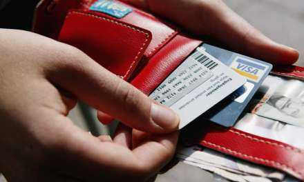 Στα 23 δισ. ο τζίρος του «πλαστικού χρήματος» – αύξηση 40% σε συναλλαγές με κάρτες