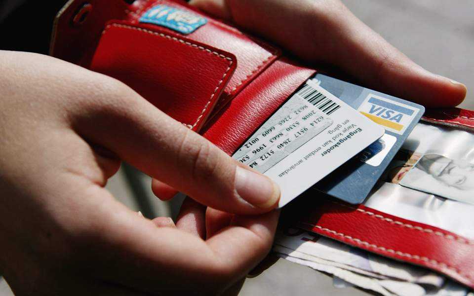 Στα 23 δισ. ο τζίρος του «πλαστικού χρήματος» – αύξηση 40% σε συναλλαγές με κάρτες
