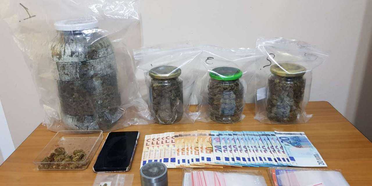 “Βραχιόλια” της αστυνομίας σε εμπόρους ναρκωτικών. 3 κιλά χασίς η “πραμάτεια” τους