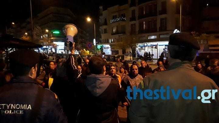 «Φεύγεις σαν κλέφτης»: «Άγρια γιούχα» σε Τσίπρα ενώ αποχωρούσε από το υπ. Μακεδονίας- Θράκης (vid)