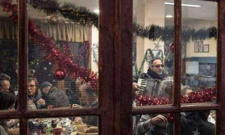 Και επίσημα οι Έλληνες επιβιώνουν από τύχη