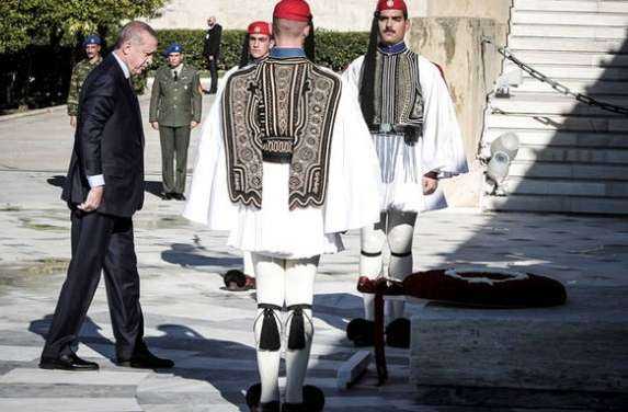 Οι Ευέλπιδες έσπασαν το πρωτόκολλο και έψαλαν τον Εθνικό Ύμνο μπροστά στον Ερντογάν