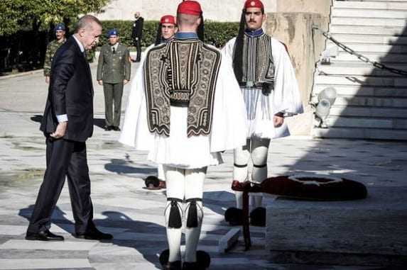 Οι Ευέλπιδες έσπασαν το πρωτόκολλο και έψαλαν τον Εθνικό Ύμνο μπροστά στον Ερντογάν