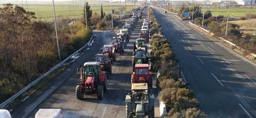 Οι αγρότες κατεβάζουν τα τρακτέρ στους δρόμους.