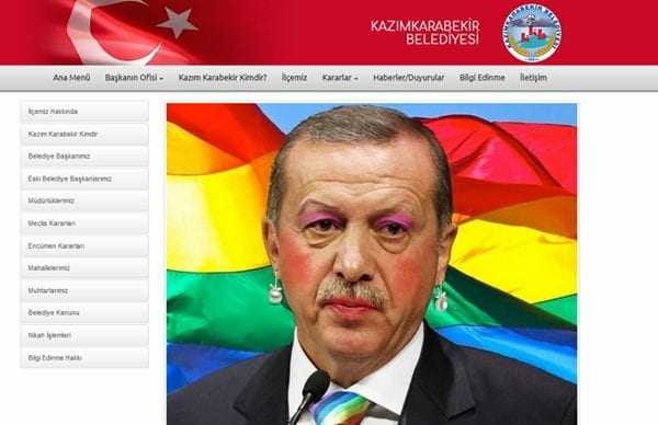 Oι Έλληνες Anonymous “επιτέθηκαν” σε τουρκική ιστοσελίδα και φόρεσαν στον Ερντογάν ρουζ και κραγιόν!