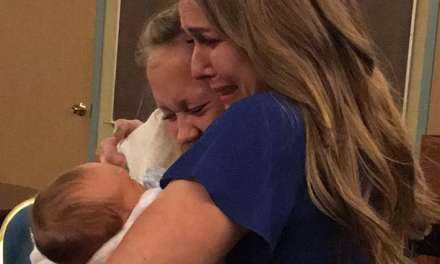 Συγκλονιστικές εικόνες! Η στιγμή που δίνει το νεογέννητο μωρό της στη θετή μητέρα