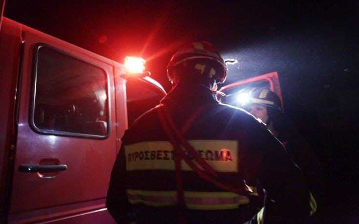 Νεκρή 57χρονη σε πυρκαγιά σε διώροφο κτίσμα στη Σαλαμίνα
