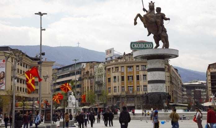 Βάλτε τους Αλβανούς να «φαγωθούν» με τους Σλάβους στα Σκόπια να ησυχάσουμε