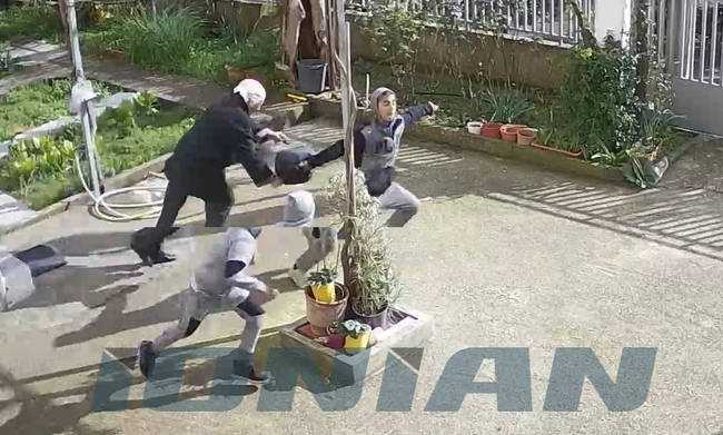 Βίντεο – ντοκουμέντο: Ανήλικοι ΡΩΜΑ χτυπούν ηλικιωμένη για να τη ληστέψουν (Σκληρές εικόνες)