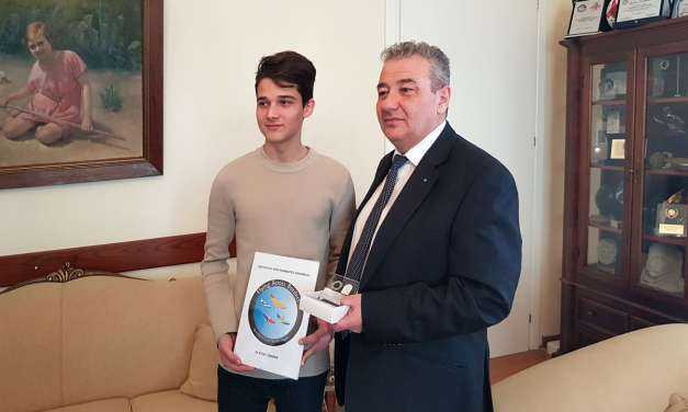 Τον Δήμαρχο Ξάνθης επισκέφθηκε ο μαθητής που κέρδισε το 1ο βραβείο λογοτύπου στο Erasmus+