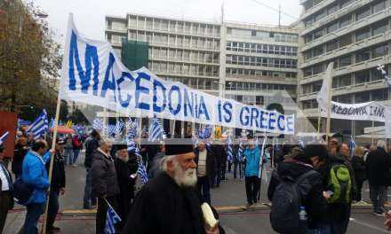 LIVE από την Πλατεία Συντάγματος το μεγάλο συλλαλητήριο για την Μακεδονία