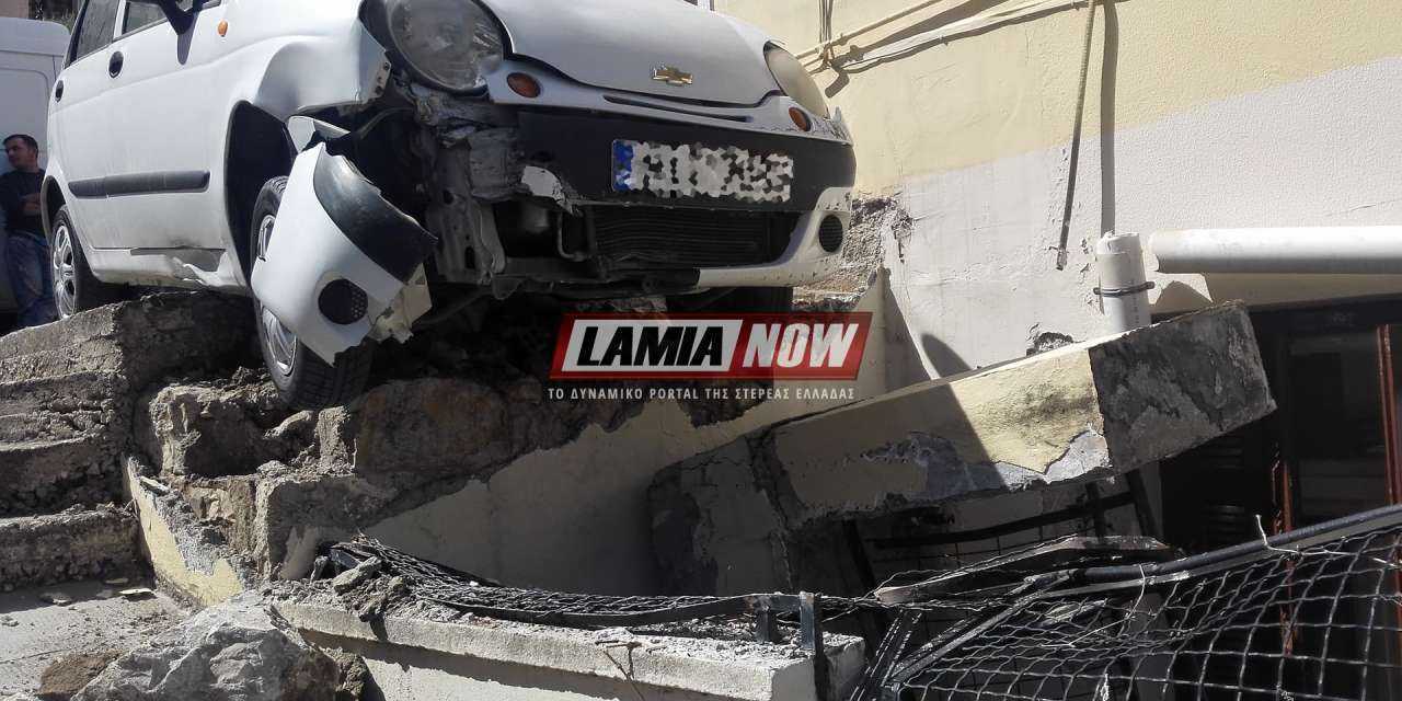 Λαμία: Απίστευτο τροχαίο στην Βελισσαρίου / Ι.Χ… προσγειώθηκε σε μαντρότοιχο! (εικόνες)