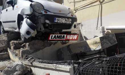Λαμία: Απίστευτο τροχαίο στην Βελισσαρίου / Ι.Χ… προσγειώθηκε σε μαντρότοιχο! (εικόνες)