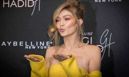 Η Gigi Hadid αναπολεί τα οπίσθια και το στήθος της