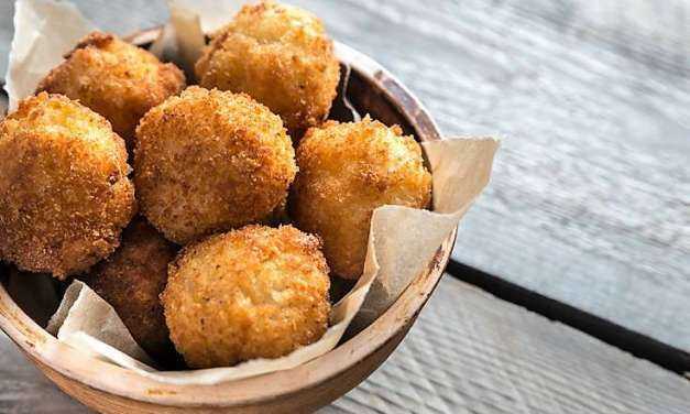 Κροκέτες arancini Παραδοσιακή συνταγή της Σικελίας με λαχταριστή γέμιση